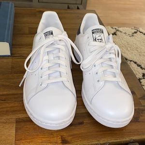 Stan Smith men’s white sneaker. Size 8.